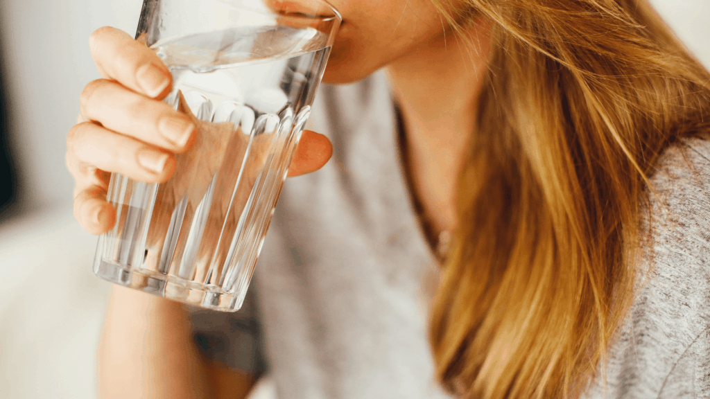 bere due litri di acqua al giorno idratazione bellezza 