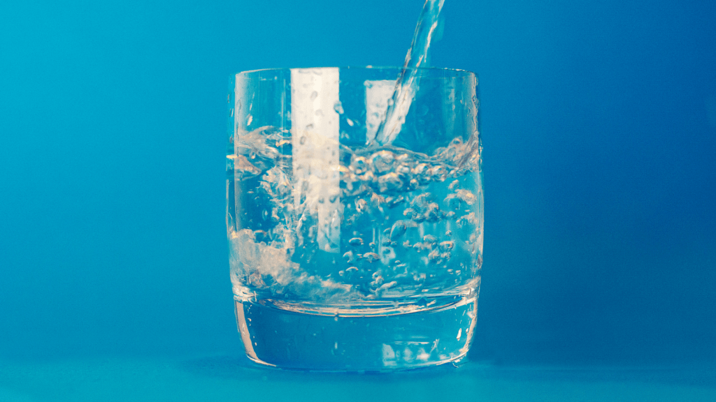 bere due litri di acqua al giorno idratazione bellezza 3